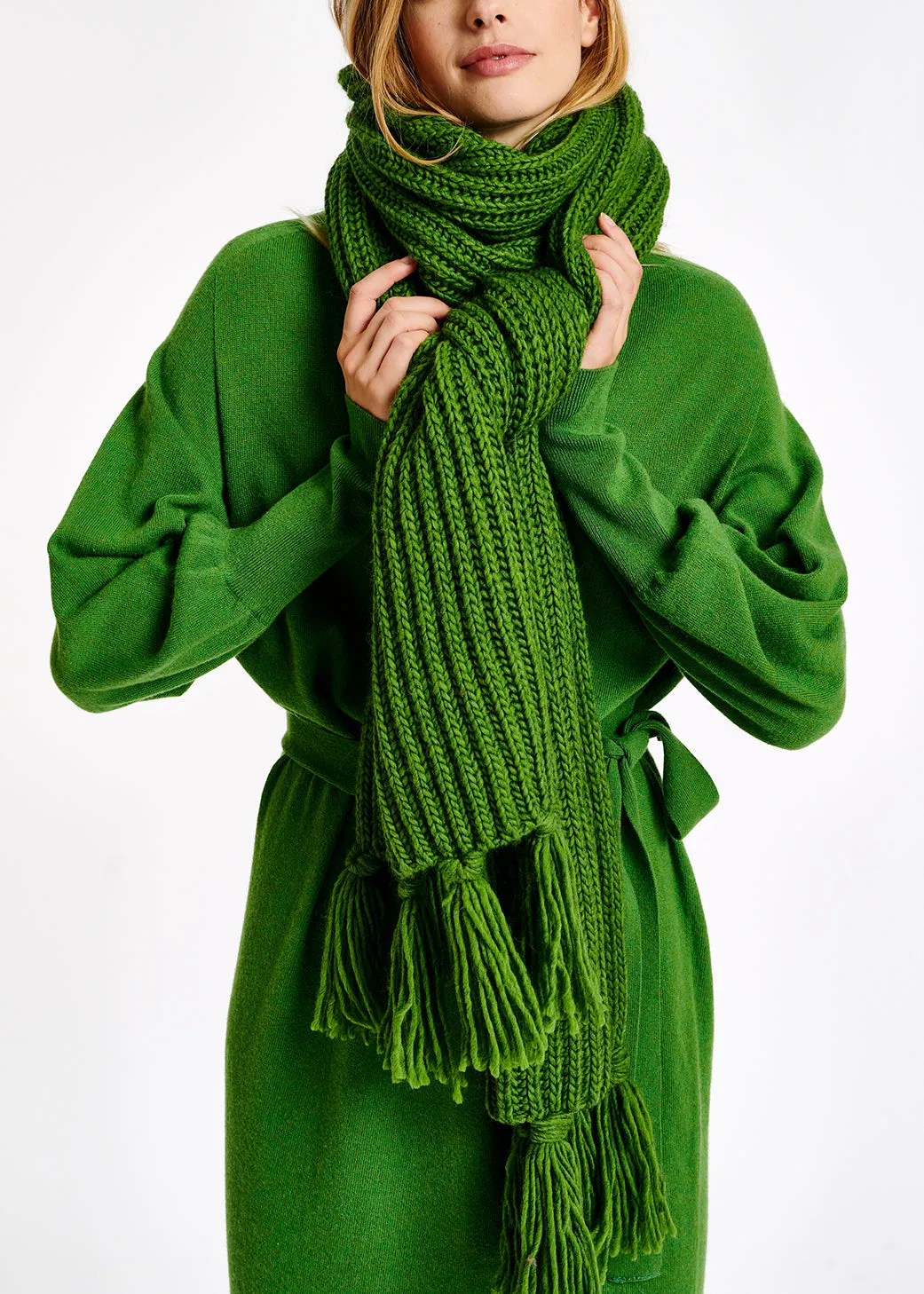 Long green ribbed-knit scarf